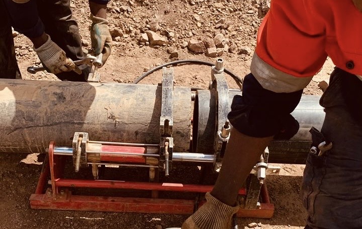 Installation de tuyaux et soudures plastiques